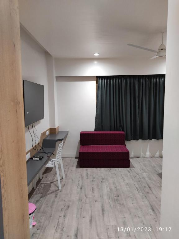 TV a/nebo společenská místnost v ubytování Hotel Sai Palkhi Niwara