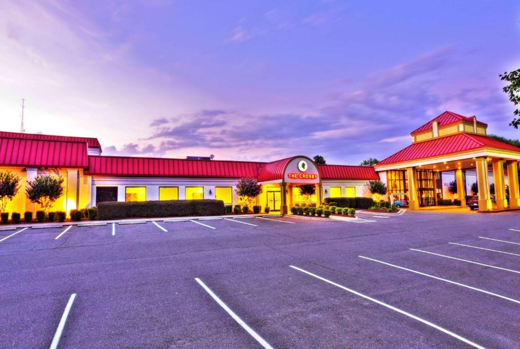 un estacionamiento frente a un edificio en Village Inn Clemmons-Winston Salem, Trademark by Wyndham, en Clemmons