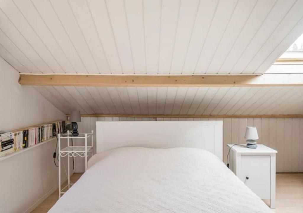 - un lit blanc dans une chambre dotée d'un plafond blanc dans l'établissement Studio indépendant et chambres dans maison avec jardin-Carre de Soie, à Vaulx-en-Velin