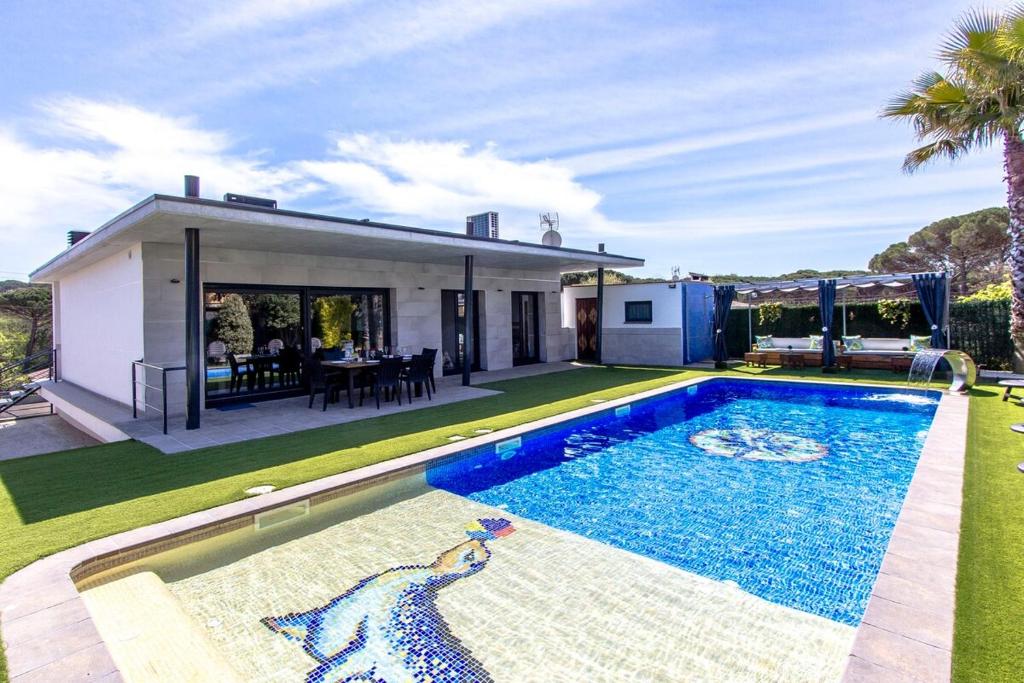 einen Pool im Hinterhof eines Hauses in der Unterkunft Catalunya Casas Modern Vacation Paradise 'Villa Ainmi' on the Costa Brava! in Sils