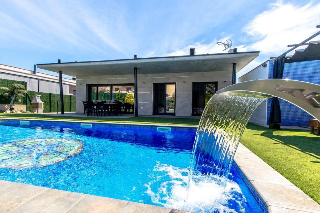 Catalunya Casas Modern Vacation Paradise 'Villa Ainmi' on the Costa Brava! - 带私人游泳池的别墅