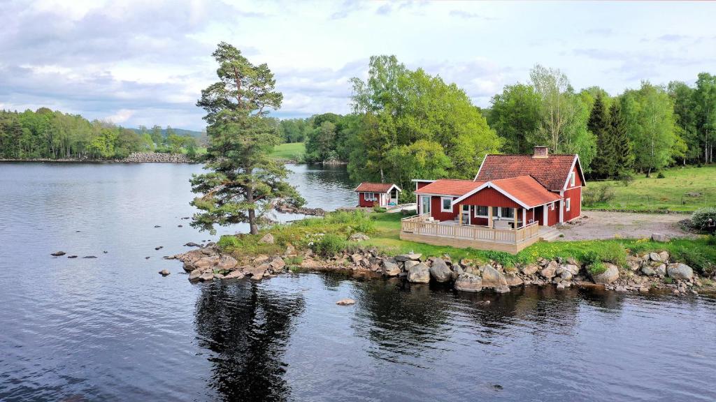 een huis op een eiland midden in een meer bij Lilla Skårudden in Värnamo