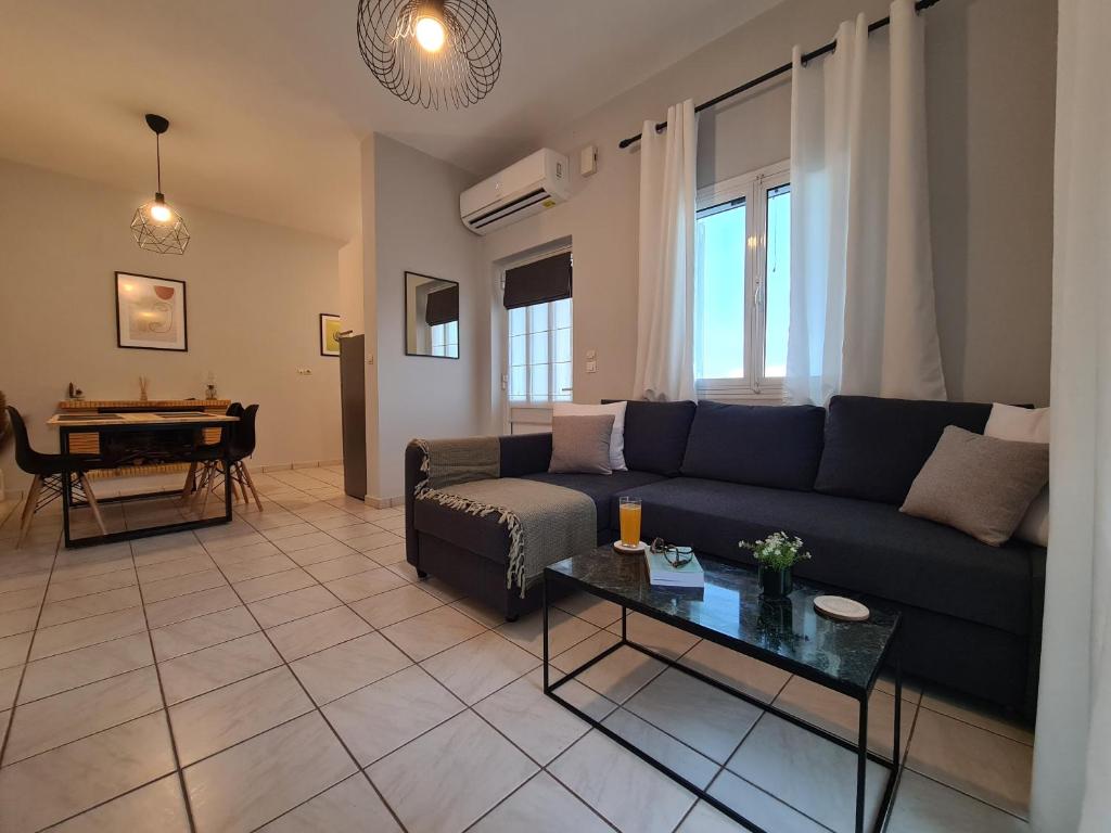 ein Wohnzimmer mit einem Sofa, einem Tisch und einem Klavier in der Unterkunft Casa Sofia in Dassia