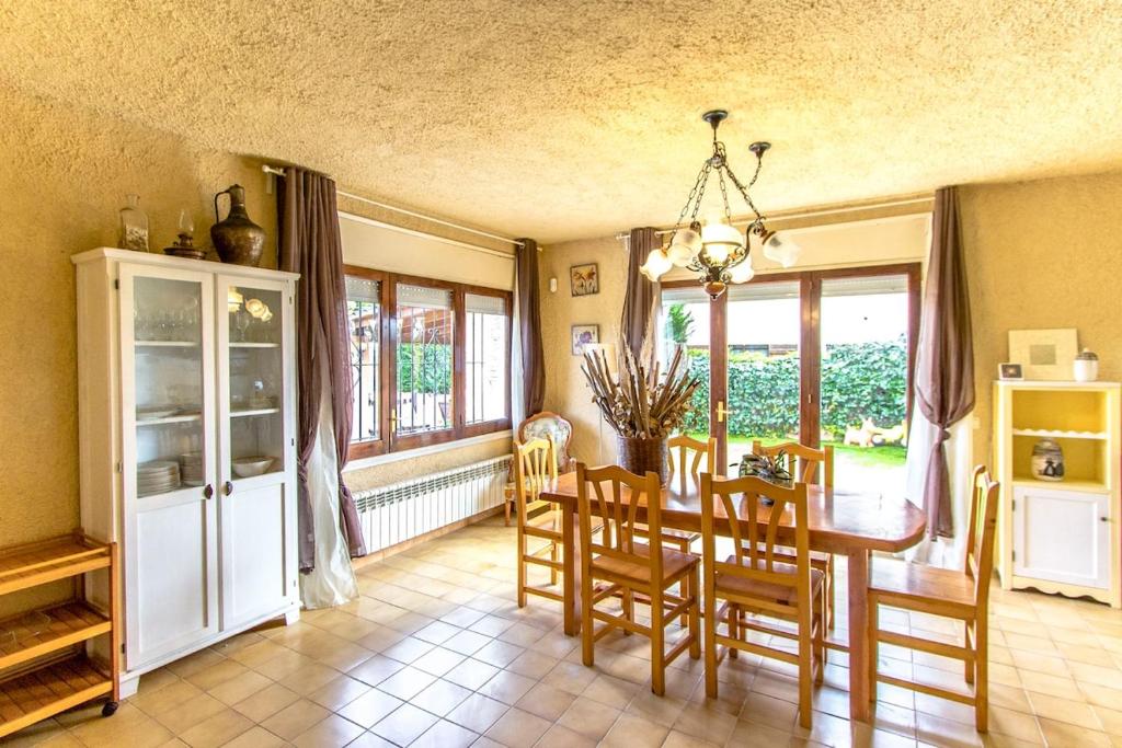 Fotografie z fotogalerie ubytování Catalunya Casas Unique Costa Brava Abode with train access to BCN v destinaci Santa Coloma de Farners