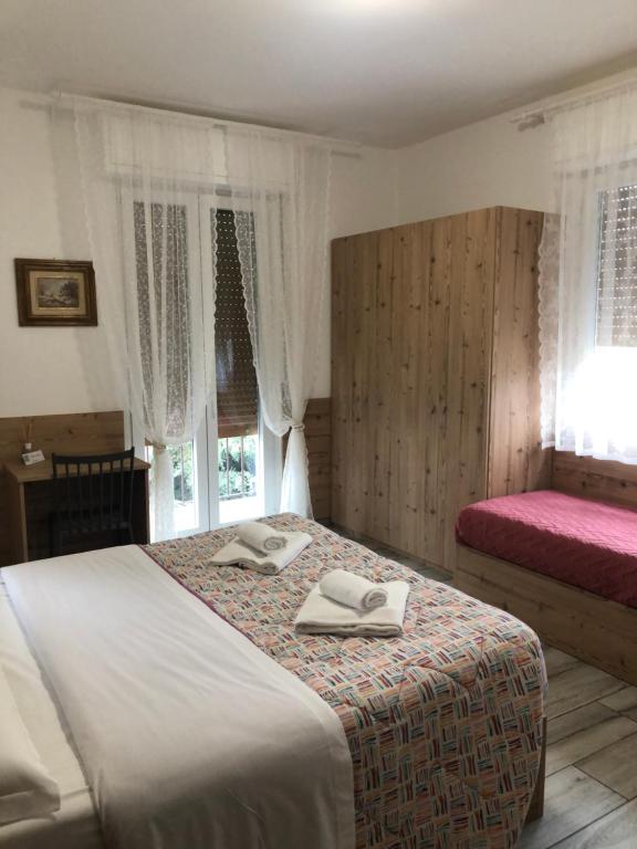 a bedroom with a bed with two towels on it at Casa Mia in Verona