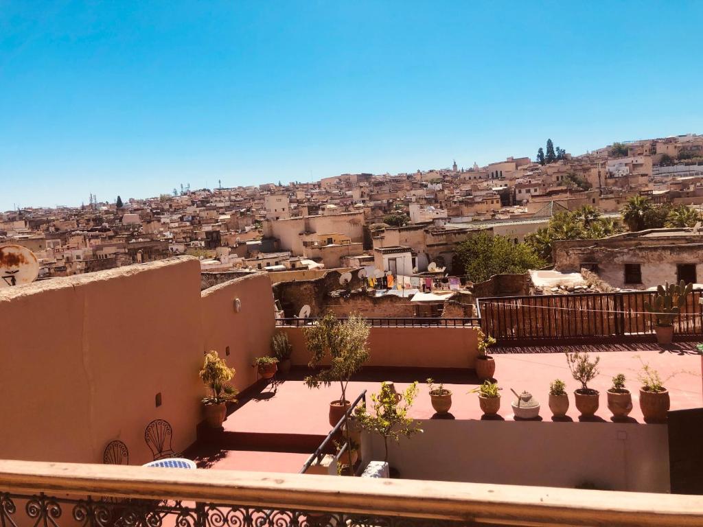 vistas a la ciudad desde el techo de un edificio en famille fahym en Fez