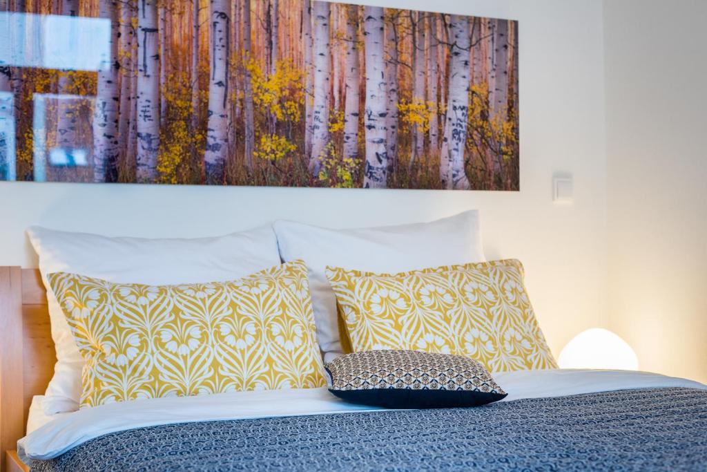 Postel nebo postele na pokoji v ubytování Beautiful Mala Strana Studio by easyBNB