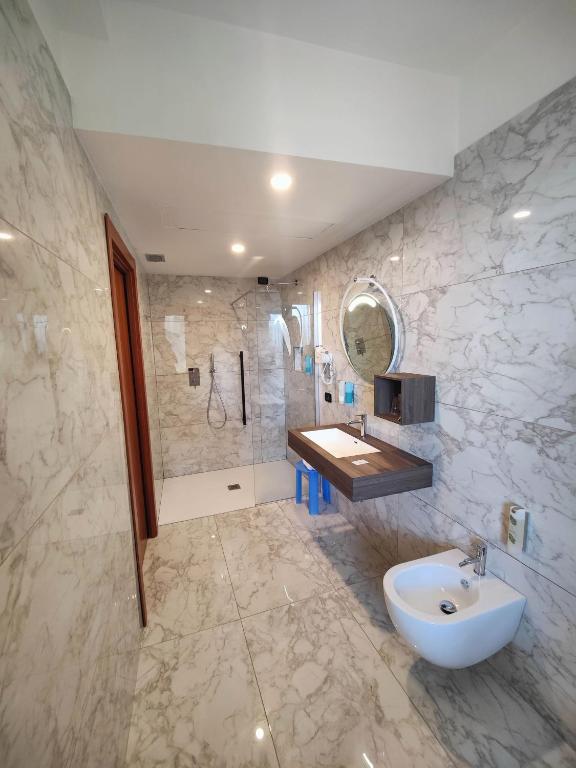 een badkamer met wastafel en douche bij Hotel Meridiana in Sirmione