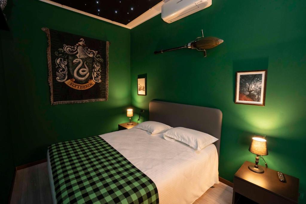 PalazzagoにあるBinario Magic RistoHotelの緑の壁の緑のベッドルーム(ベッド付)