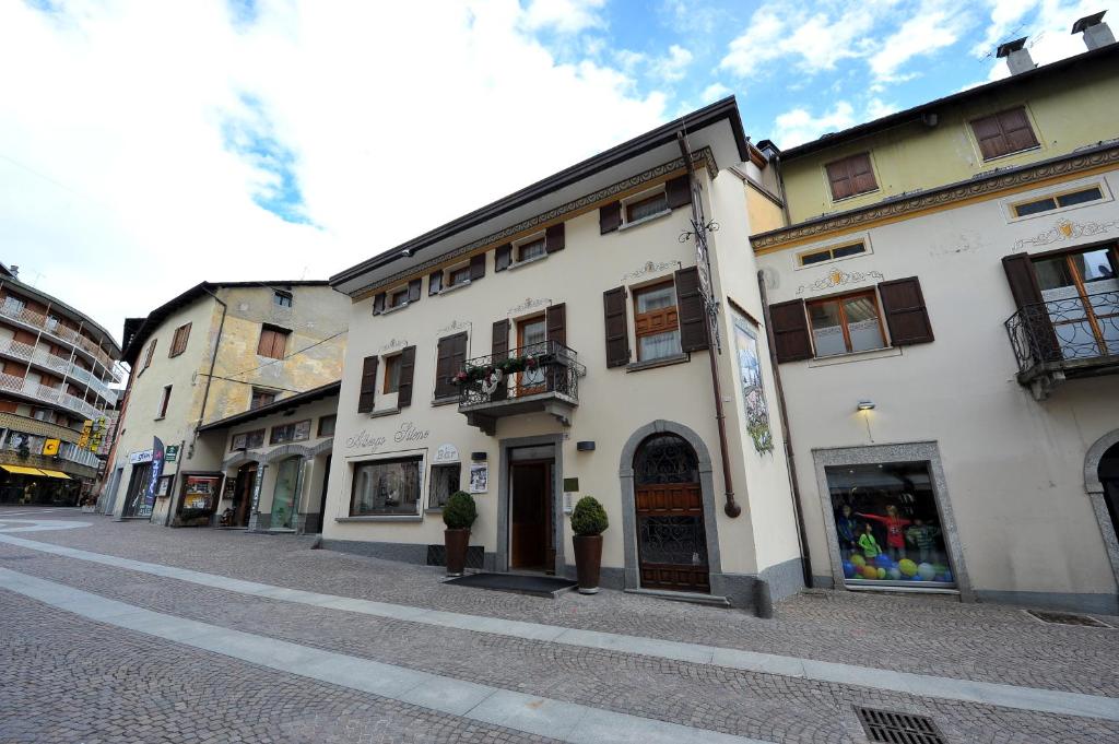 eine Straße mit Gebäuden in einer Stadtstraße in der Unterkunft Hotel Silene Parking and Garage in Bormio