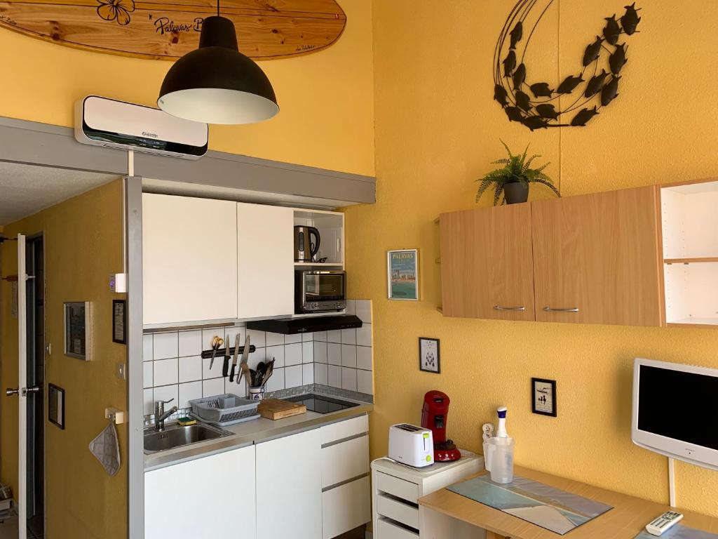 Kuchyň nebo kuchyňský kout v ubytování Appt T2, Piscine, la Plage à 130m! Parking privé clos, Lave-linge, Lave-vaisselle, Draps, Linge et Ménage inclus!