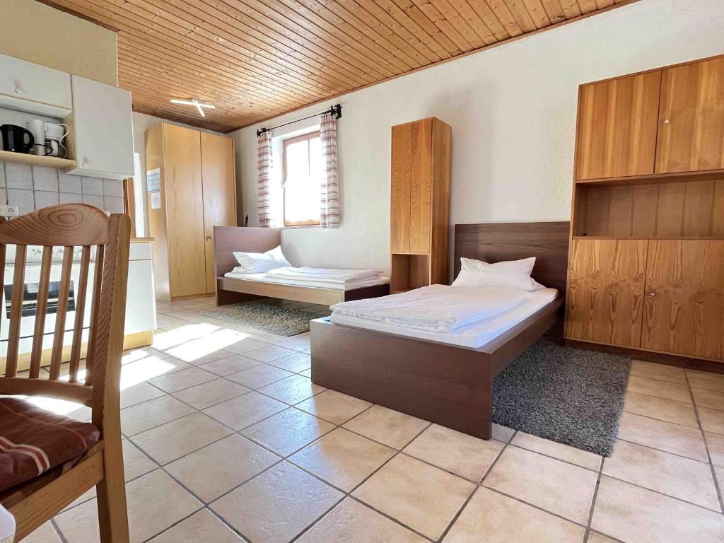 Een bed of bedden in een kamer bij SAD121 - Monteurzimmer in Schwandorf in grüner Lage