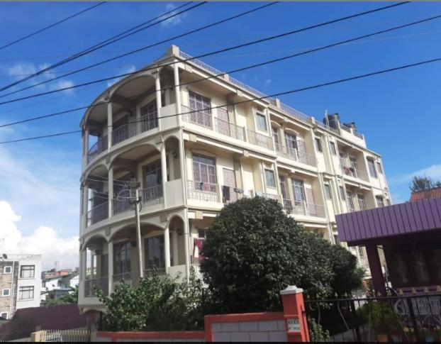 Un gran edificio blanco con balcón. en Magvaris Comfort Inn, en Shillong