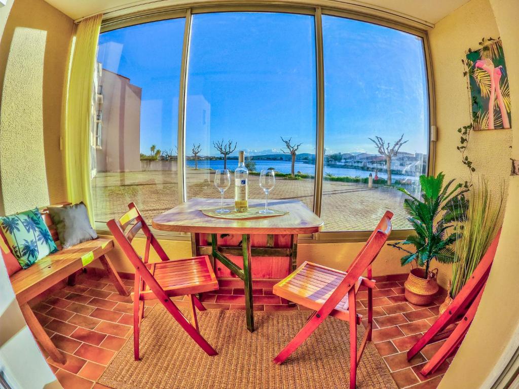 Fotografia z galérie ubytovania Splendide appartement GOLDEN HOUSE vue LAC et montagne v destinácii Port-la-Nouvelle