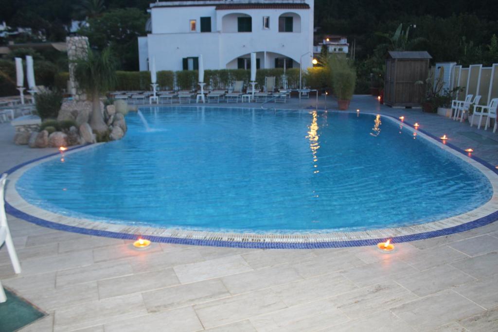 Bazén v ubytování Hotel L'Approdo nebo v jeho okolí
