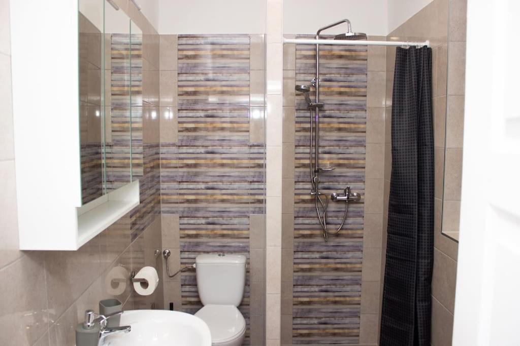A bathroom at Broadway Apartments B1