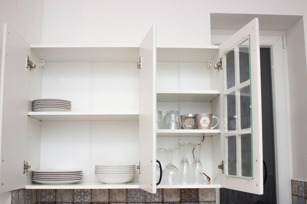 A kitchen or kitchenette at Broadway Apartments B1