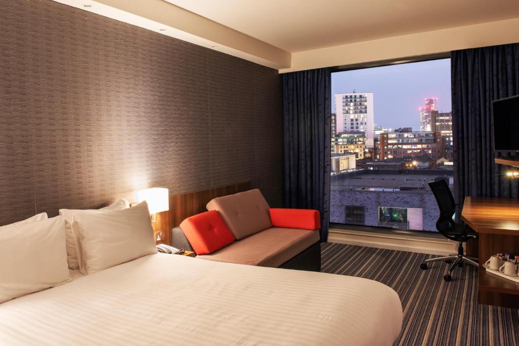 Holiday Inn Express Manchester City Centre Arena, an IHG Hotel - Double Room With Sofa And City View