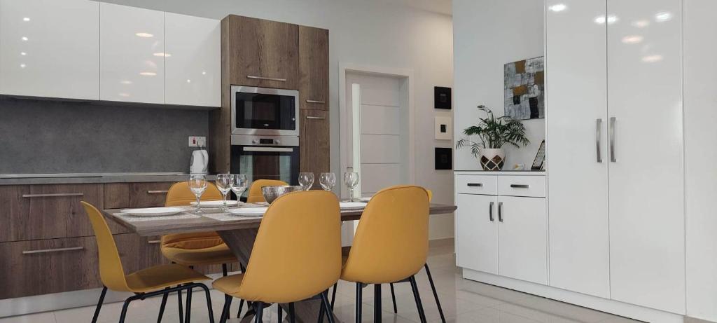 Kuchyň nebo kuchyňský kout v ubytování Bright Stylish Apartment
