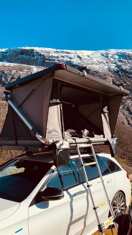 samochód z dachem otwartym z bagażnikiem w obiekcie Rent Rooftop tent for car with roofrack w Stavangerze