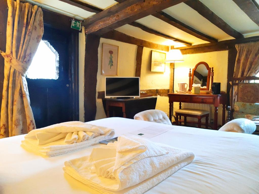 Accommodation in Brockenhurst - Thatched Cottage Hotel