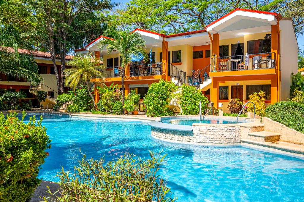 una imagen de una piscina frente a una casa en Cocomarindo#73, en Coco