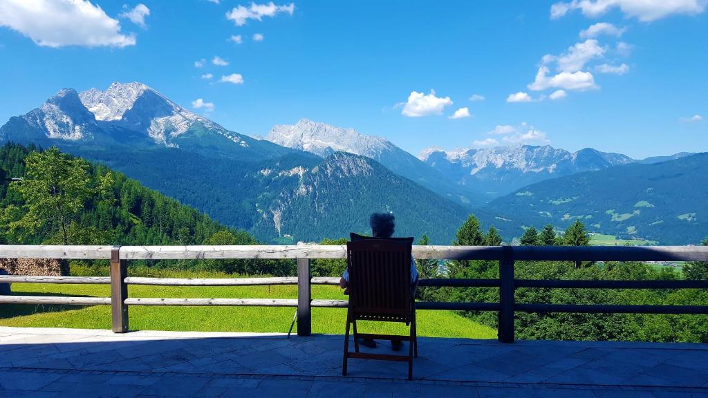uma pessoa sentada numa cadeira a olhar para as montanhas em 2 Bergpanorama mit Blick ins Tal für absolute Nichtraucher em Berchtesgaden