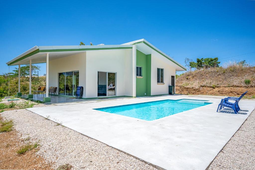 una casa con piscina frente a ella en Beach Jungalow en Marbella