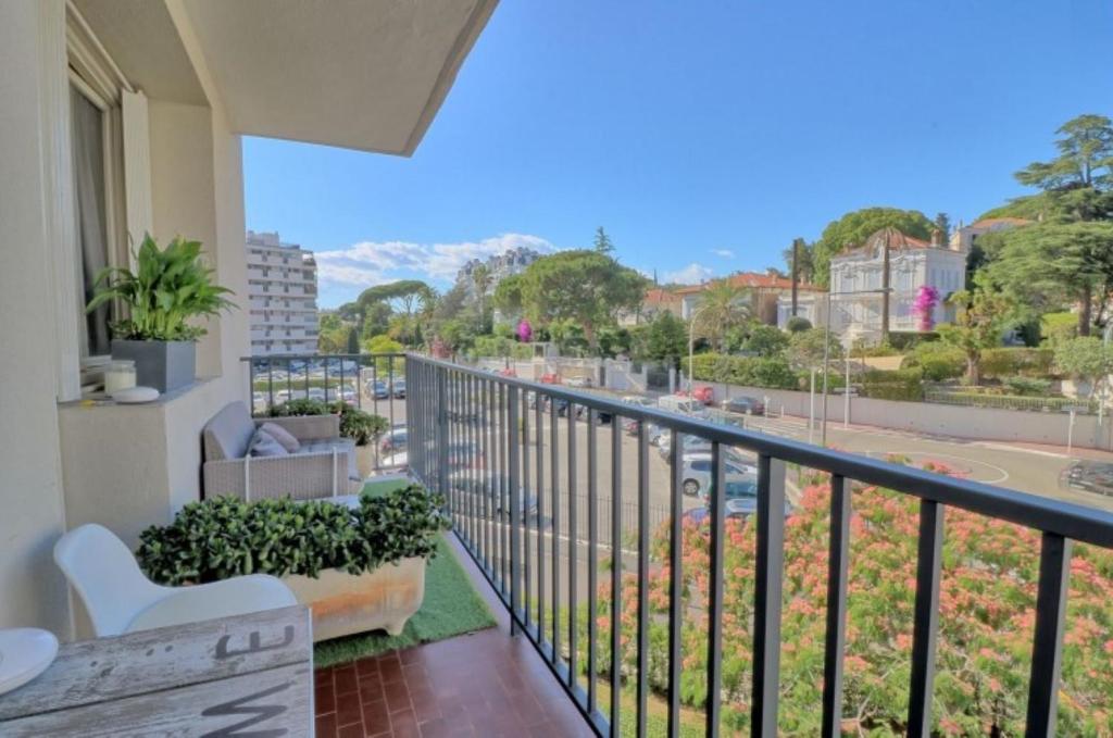 un balcon avec vue sur une rue dans l'établissement Ref SELV -Palmes d'Or Properties, à Cannes