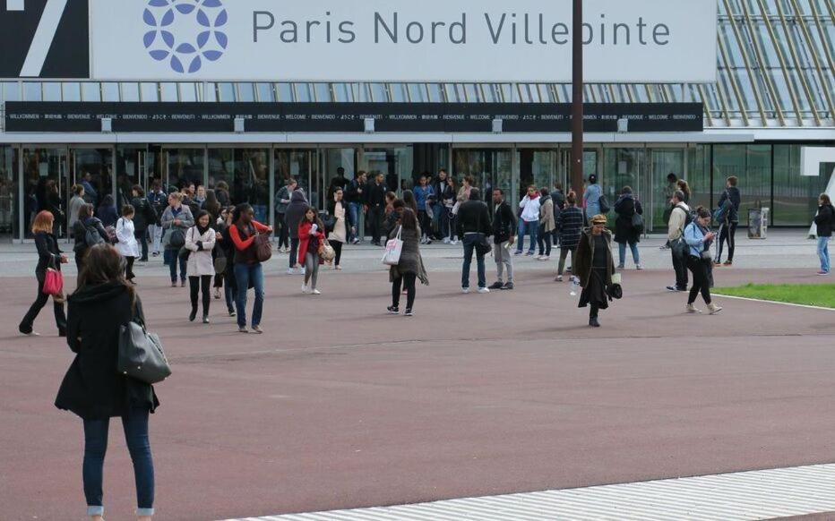 a crowd of people walking in front of a building at Studio pratique CDG/Villepinte/ le Bourget in Aulnay-sous-Bois