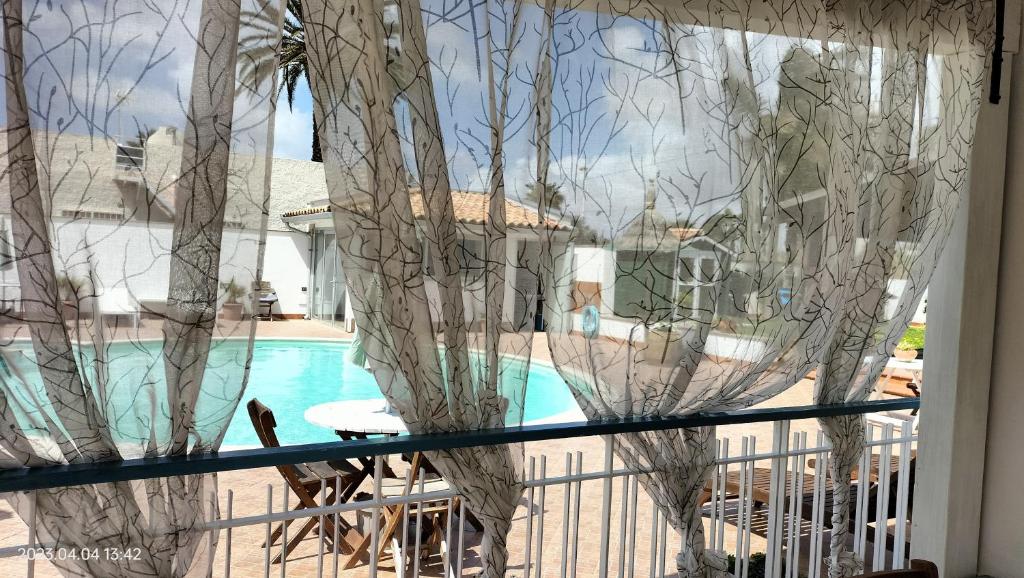 マツァーラ・デル・ヴァッロにあるVilla esclusiva con piscinaの窓からスイミングプールの景色を望めます。
