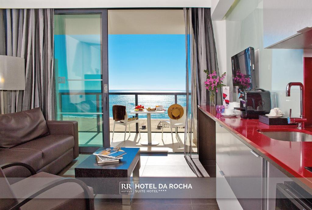 波爾蒂芒的住宿－RR Hotel da Rocha，客厅配有沙发和桌子