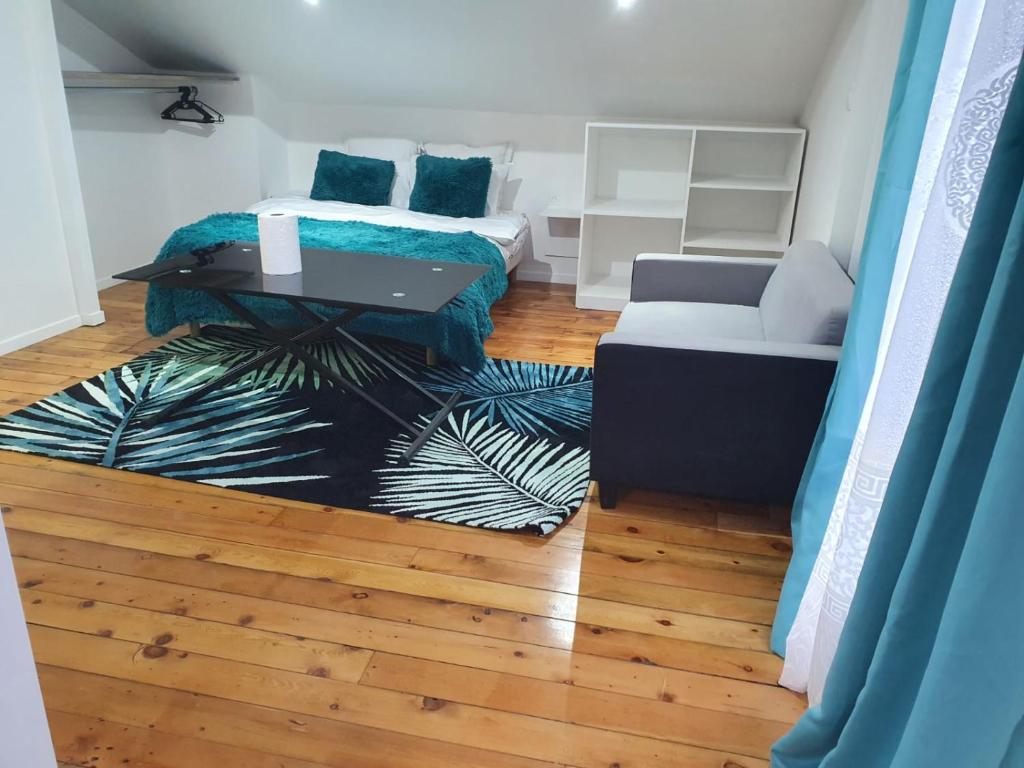 奧奈叢林的住宿－Joli studio/Bourget/CDG/PARIS，配有床、桌子和沙发的房间