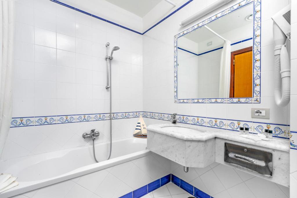 A bathroom at Hotel Piccolo Paradiso