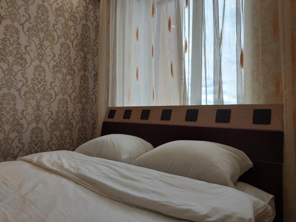 A bed or beds in a room at Набережна Двокімнатна