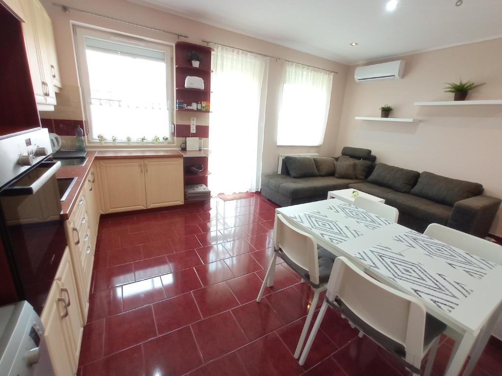 Kuchyň nebo kuchyňský kout v ubytování Budapest Airport Apartment