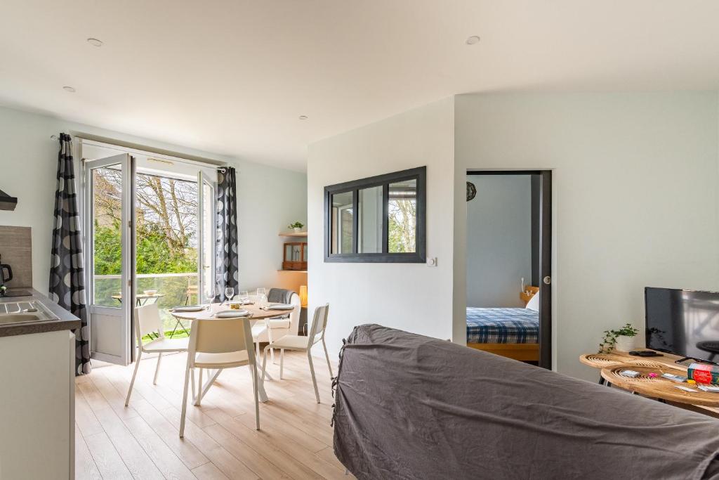 een keuken en een woonkamer met een tafel en stoelen bij "Le Marmuzot" - Confort - Calme - Parking Free in Dijon