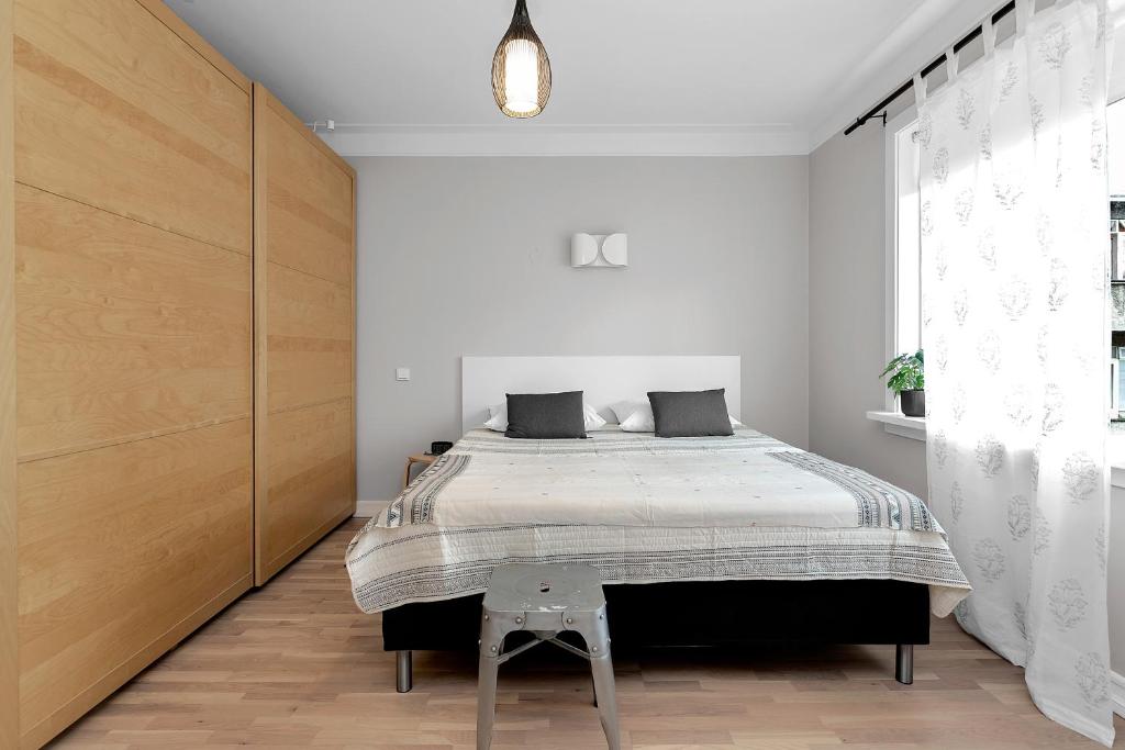 Postel nebo postele na pokoji v ubytování Modern & Cozy Downtown Apartment