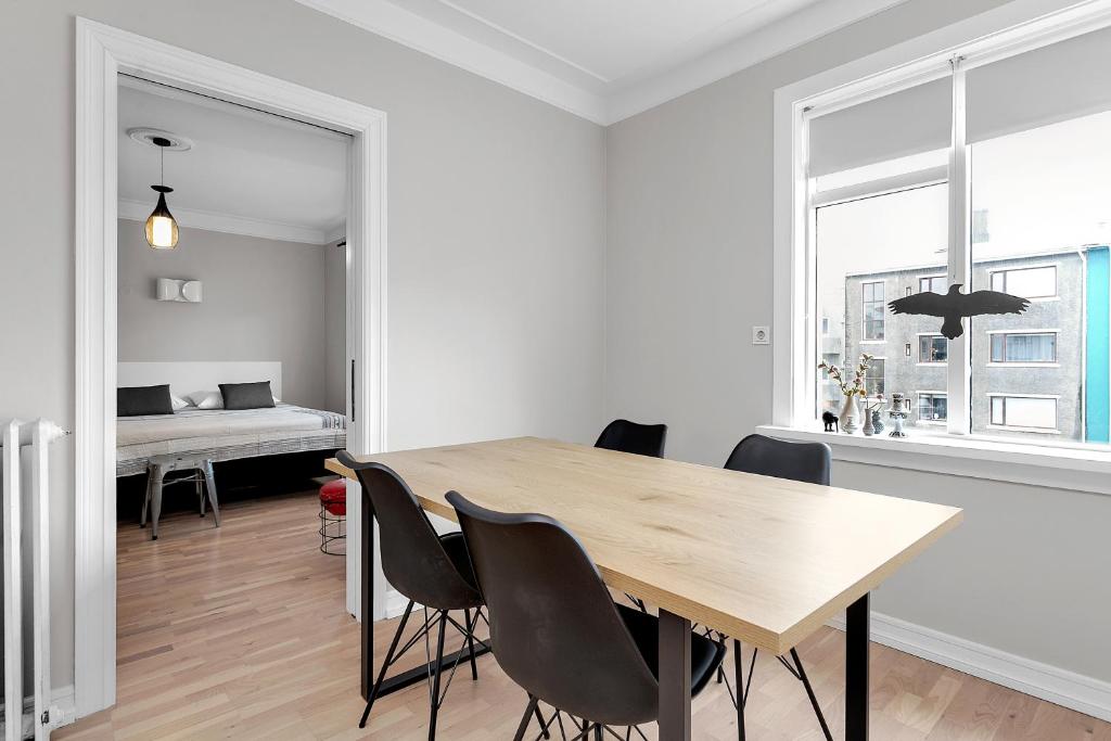 Kuchyň nebo kuchyňský kout v ubytování Modern & Cozy Downtown Apartment