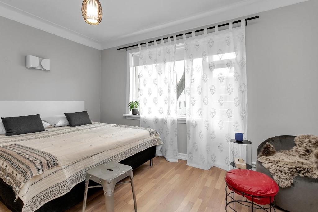 Postel nebo postele na pokoji v ubytování Modern & Cozy Downtown Apartment