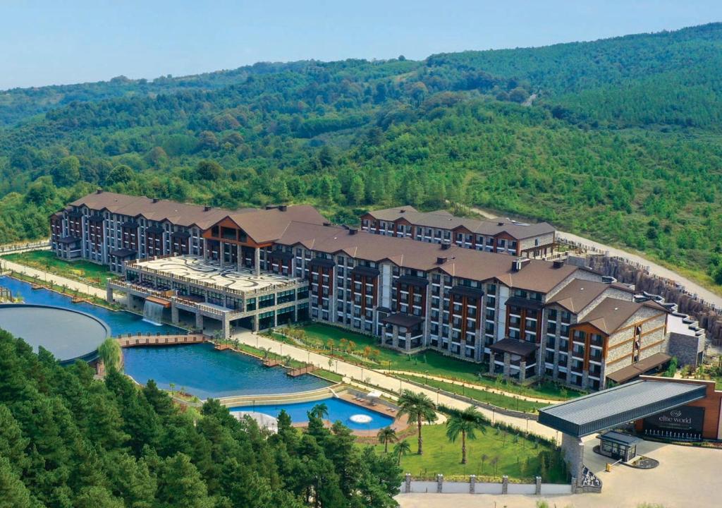 eine Luftansicht eines Resorts in der Unterkunft Elite World Grand Sapanca in Sapanca