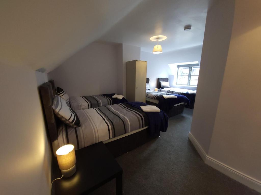 ein Hotelzimmer mit 2 Betten und ein Schlafzimmer mit einem Bettsenalsenal in der Unterkunft Crew's Apartment in Dungarvan