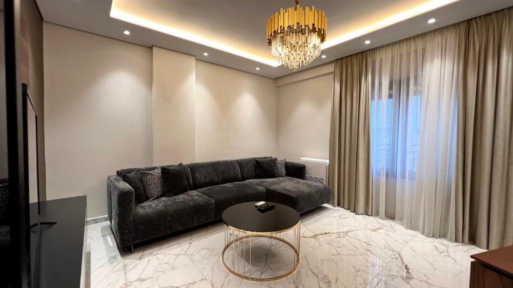 Χώρος καθιστικού στο Zeus Tirana Suite Deluxe