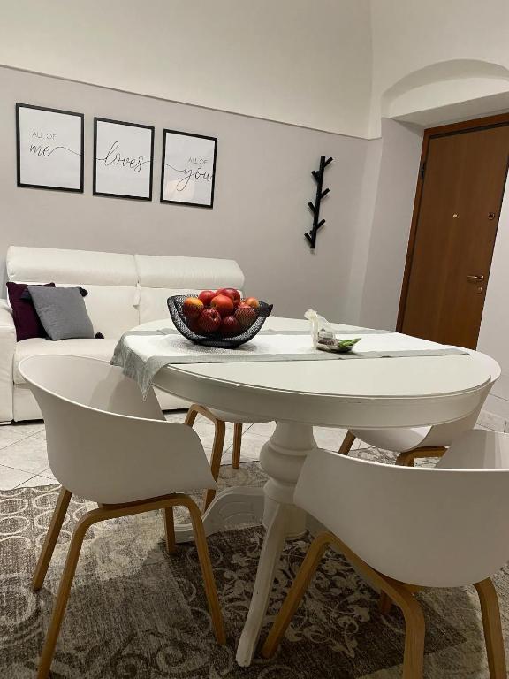 salon ze stołem i miską owoców w obiekcie Rossi21 w mieście Cuneo