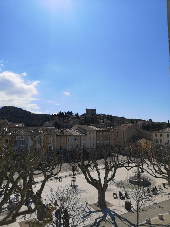 une vue d'une ville avec des arbres et des bâtiments dans l'établissement Oasis de 42 m2 I Cosy I Cœur de ville I Lit 160x200, à Vaison-la-Romaine