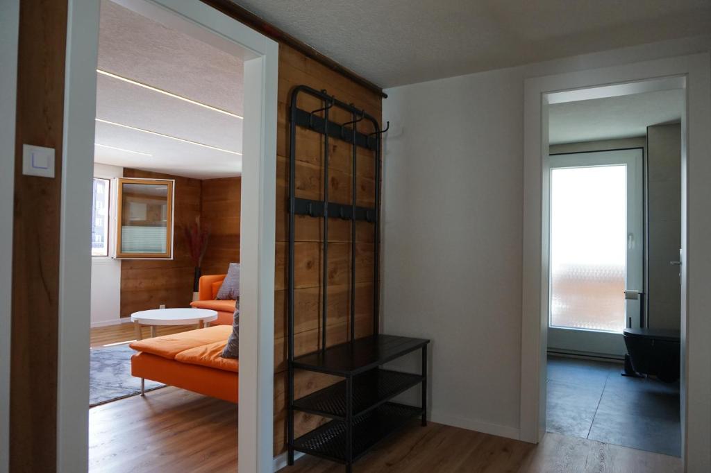 Una habitación con cama y una habitación con armario en Rosenheim en Saas-Grund