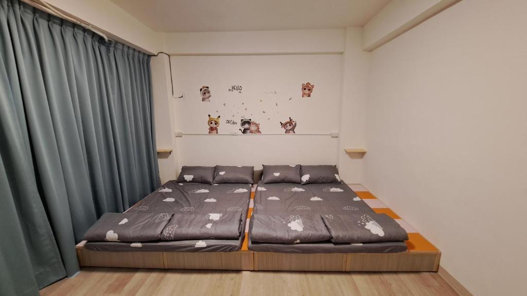 Postel nebo postele na pokoji v ubytování 員林過夜1128秘密基地