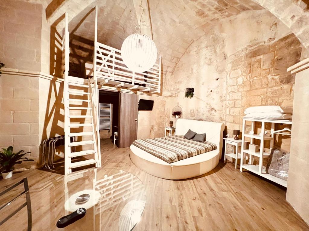 una camera con un letto a castello e una scala di Alle Grotte a Matera