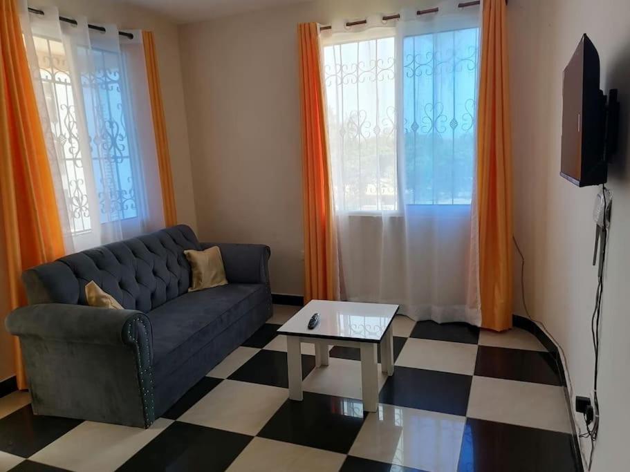 Posezení v ubytování Joy's 1bedroom Apartment Mtwapa