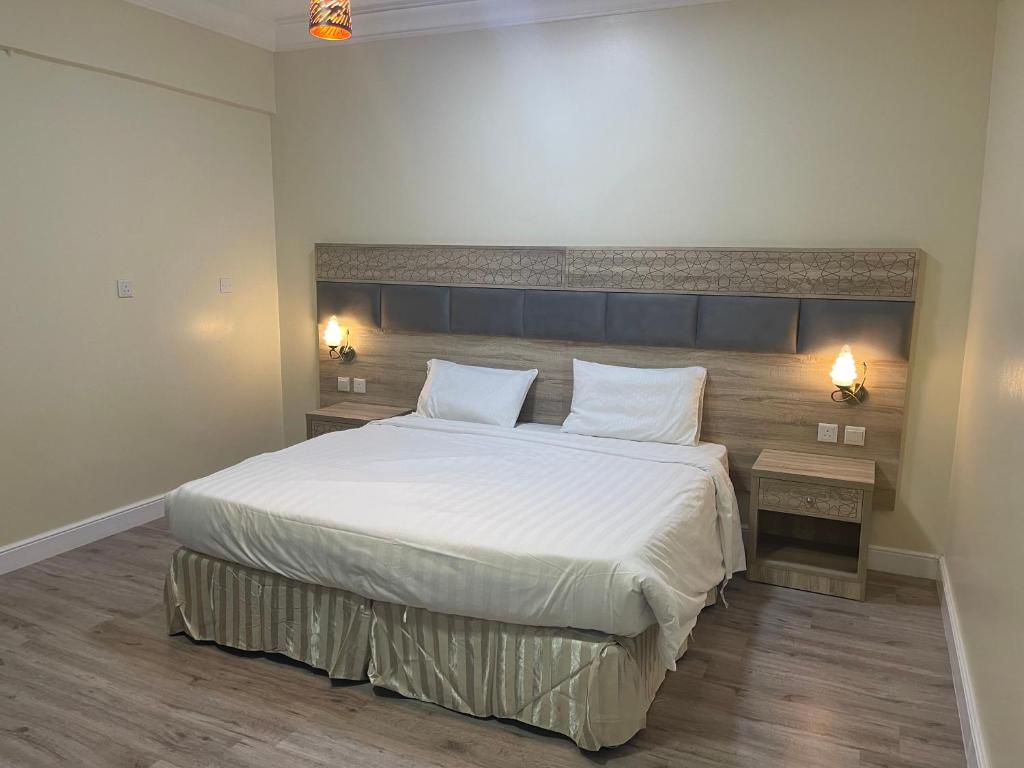 Un pat sau paturi într-o cameră la فندق نزهة النسيم
